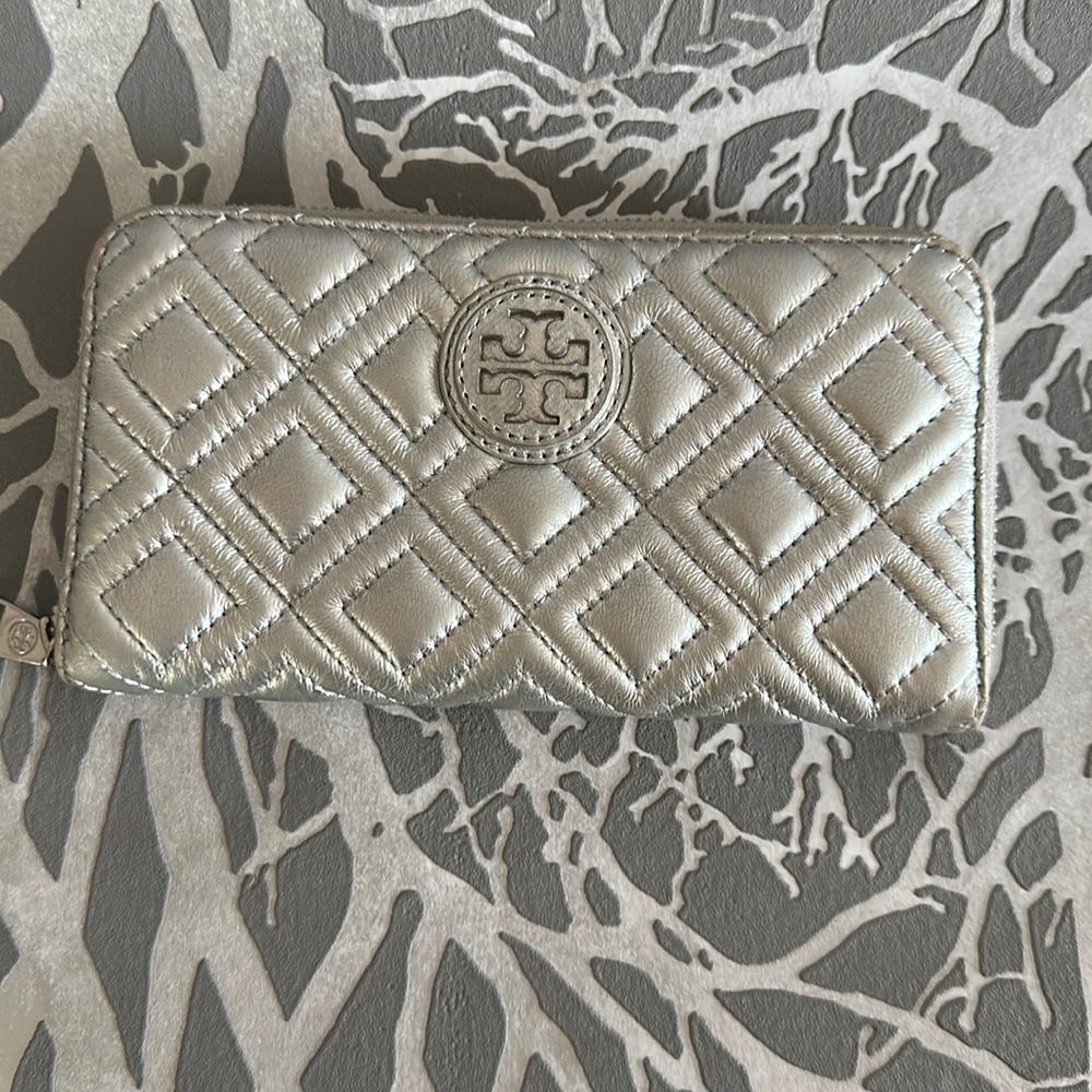Tory Burch silver quilted leather wallet